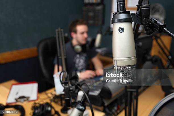 Foto de Guest View De Microfone De Estação De Rádio e mais fotos de stock de Estúdio de Rádio - Estúdio de Rádio, Locutor de rádio - DJ, 30 Anos