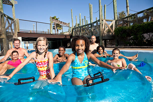 groupe de personnes sur innertubes au parc aquatique - sc0484 photos et images de collection