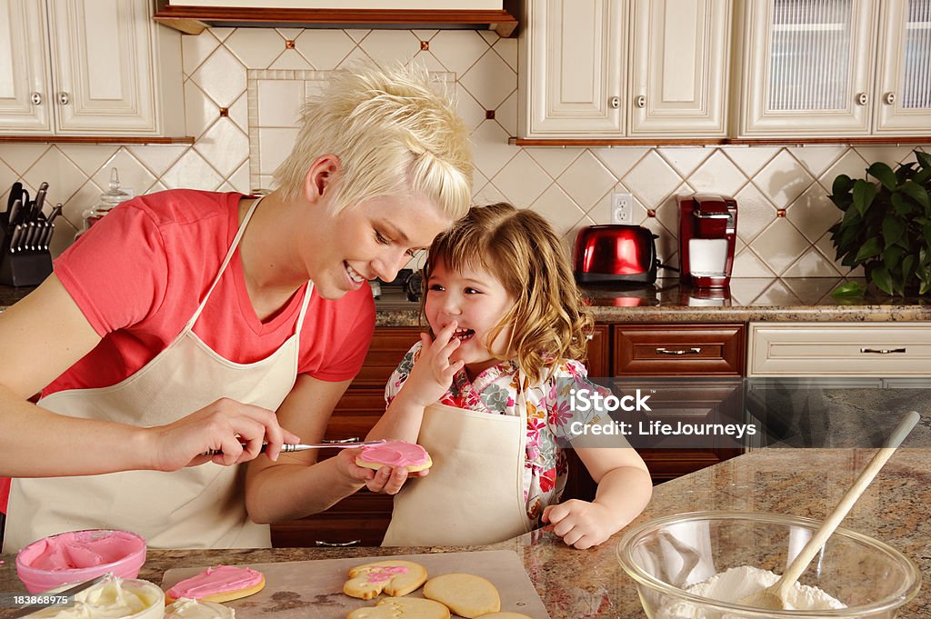 Schöne kleine Mädchen helfen Mommy-Kekse In der Küche - Lizenzfrei Mehl Stock-Foto