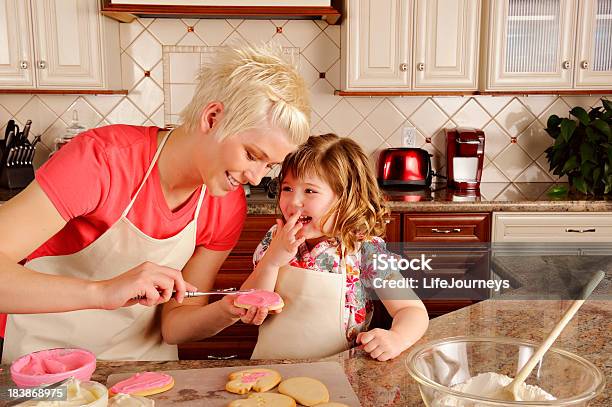 Schöne Kleine Mädchen Helfen Mommykekse In Der Küche Stockfoto und mehr Bilder von Mehl