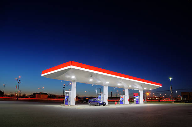 posto de gasolina noite luzes exteriores - pumping up fotos imagens e fotografias de stock