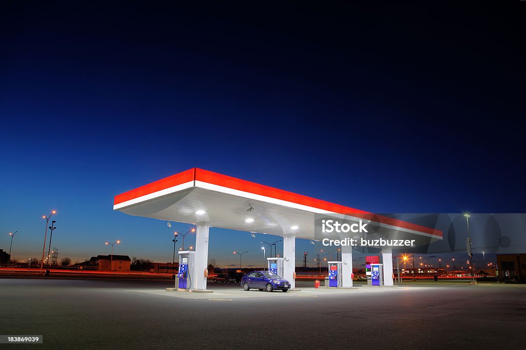 Gas Station Exterior Night Lights - Royaltyfri Bensinstation Bildbanksbilder