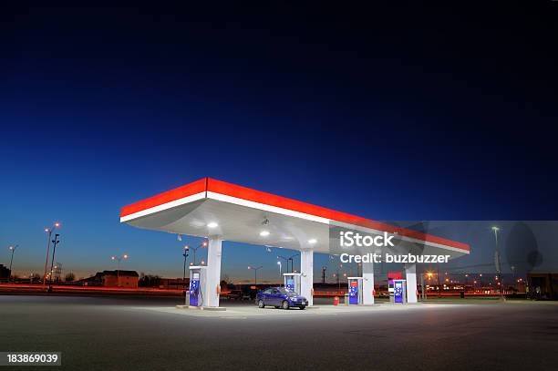 Gas Station Exterior Night Lights-foton och fler bilder på Bensinstation - Bensinstation, Bensinpump, Bil