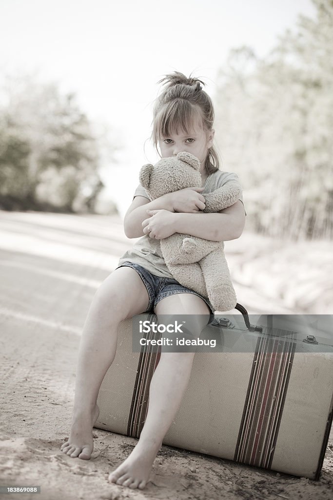 Little Girl Holding desbordamiento edad, Raggedy Osito de peluche - Foto de stock de 4-5 años libre de derechos