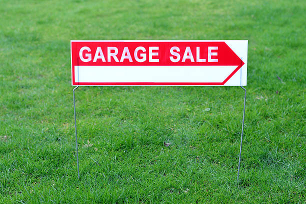 istock Garage Sale Sign 183869100