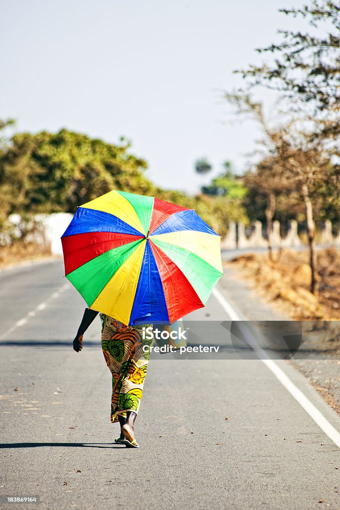 walking on african road - Lizenzfrei Afrika Stock-Foto