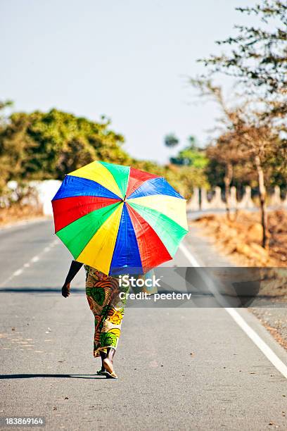 Walking On African Road Stockfoto und mehr Bilder von Afrika - Afrika, Afrikaner, Afrikanischer Abstammung