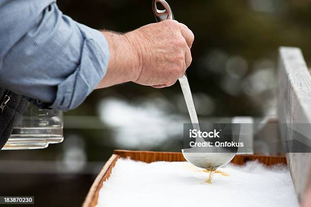 Maple Sugar Taffy Auf Schnee In Sugar Shack Stockfoto und mehr Bilder von Ahornsirup - Ahornsirup, Eleganz, Flüssig