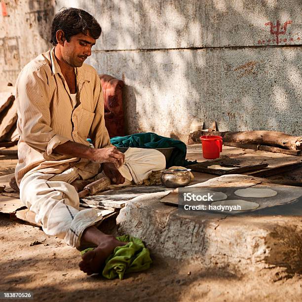 Indiano Uomo Preparando Chapatti Pane Di Delhi - Fotografie stock e altre immagini di Focaccia azzima - Focaccia azzima, Adulto, Ambientazione esterna