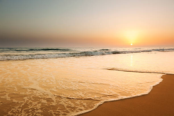 coucher de soleil sur la plage - costa de la luz photos et images de collection
