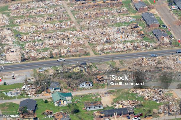 Vista Aérea Do Bairro Demolido Do Tornado - Fotografias de stock e mais imagens de Tornado - Tornado, Danificado, Vista Aérea