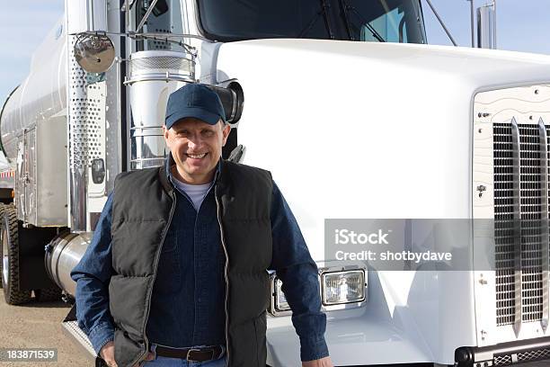 Photo libre de droit de Navireciterne Conducteur banque d'images et plus d'images libres de droit de Camion-citerne - Camion-citerne, Conducteur - Métier, Chauffeur routier