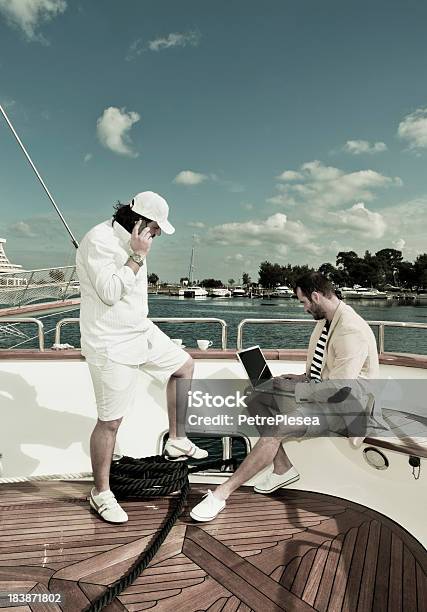 Spotkanie Biznesowe Luksusowy Jacht Tonowanie - zdjęcia stockowe i więcej obrazów Marina - Marina, Biały, Biznes