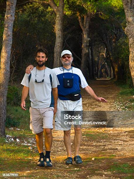 Casal - Fotografias de stock e mais imagens de Abraçar - Abraçar, Adulto, Adulto maduro