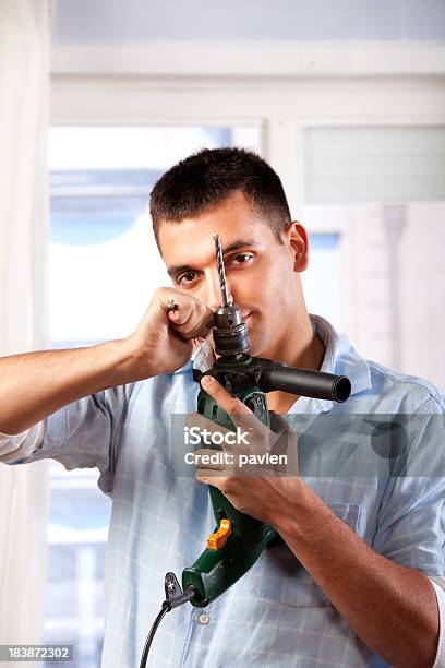 Hombre Fijación De Taladro Eléctrico Foto de stock y más banco de imágenes de Adulto - Adulto, Bricolaje, Fotografía - Imágenes