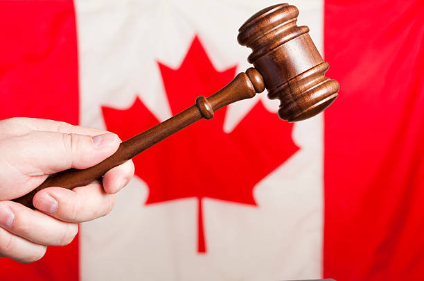 la justice du canada - canadian flag flag trial justice photos et images de collection