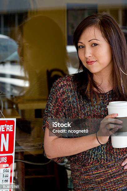 Donna Lasciando Coffee - Fotografie stock e altre immagini di Affari - Affari, Nativo d'America, Donna in carriera