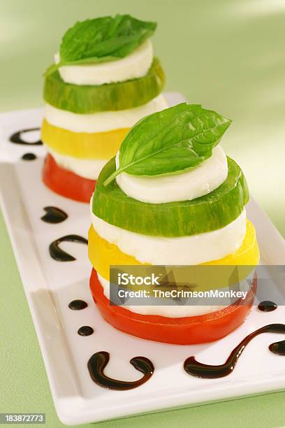 Tomate Heirloom Ensalada Caprese Foto de stock y más banco de imágenes de Albahaca - Albahaca, Alimento, Amarillo - Color