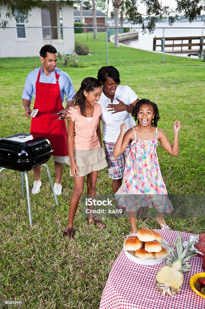 Podekscytowany Dziewczyna w rodziny grillowania - Zbiór zdjęć royalty-free (Afroamerykanin)