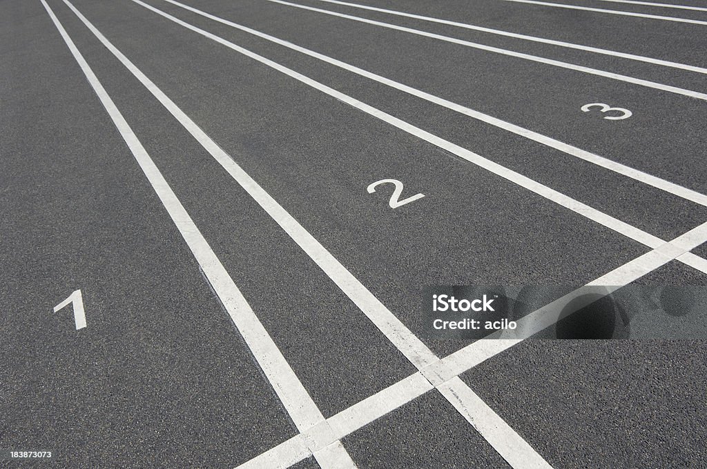 Numéros sur une piste de course de gris - Photo de Athlétisme libre de droits