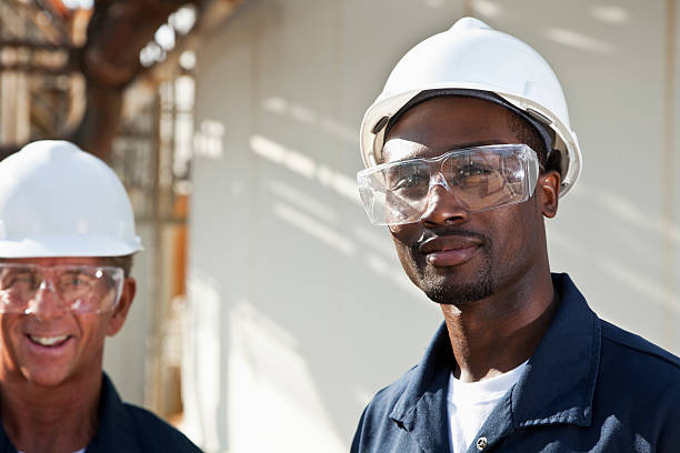 multirazziale lavoratori in pianta industriale - manufacturing occupation african descent refinery manual worker foto e immagini stock