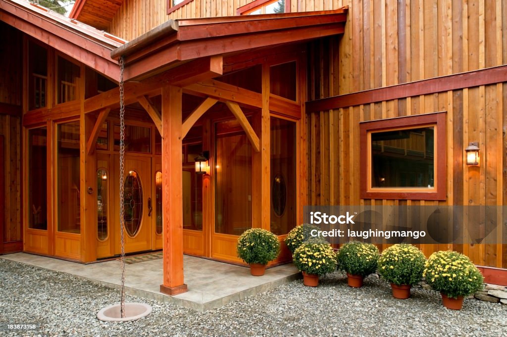 Casa porche de entrada puerta - Foto de stock de Poste de madera libre de derechos
