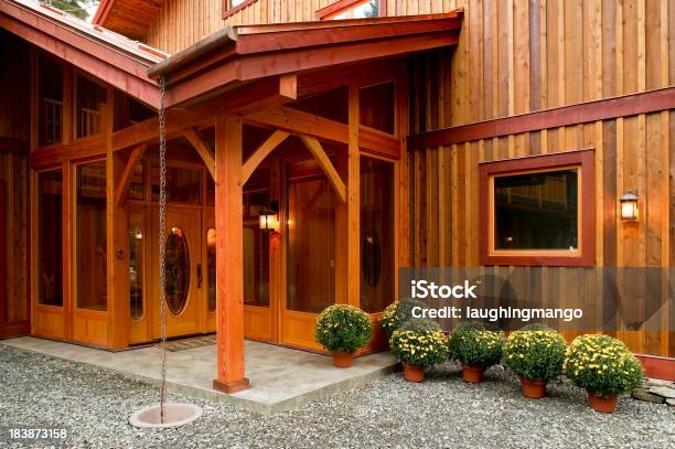 Casa Porche De Entrada Puerta Foto de stock y más banco de imágenes de Poste de madera - Poste de madera, Viga - Característica arquitectónica, Aire libre