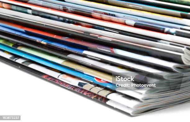 Stapel Von Zeitschriften Stockfoto und mehr Bilder von Bildschärfe - Bildschärfe, Fotografie, Freisteller – Neutraler Hintergrund