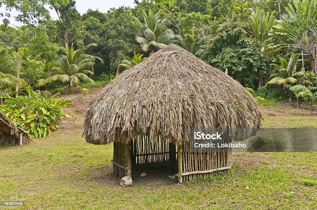 Circolare nella giungla Capanna di paglia - Foto stock royalty-free di Bambù - Graminacee