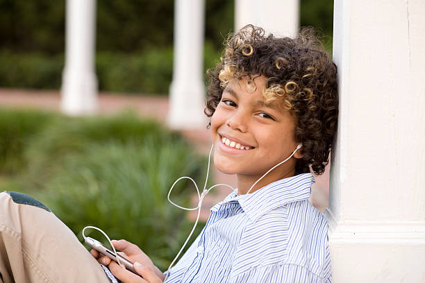 Happy Mixed Race Boy Musik auf MP3-Player – Foto