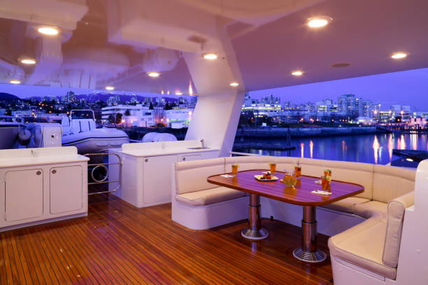 zweiter steuerstand deck luxus motor yacht - boat deck stock-fotos und bilder
