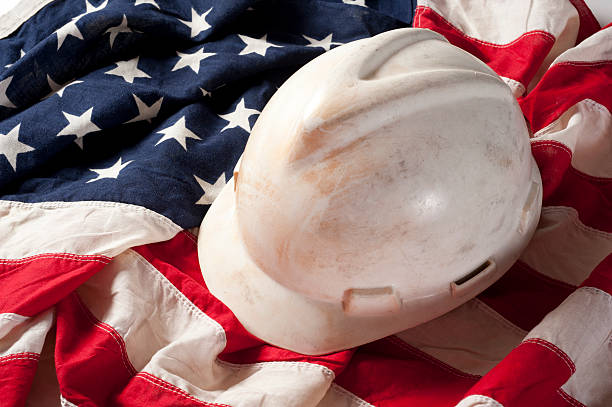 Chapéu duro na bandeira americana - fotografia de stock