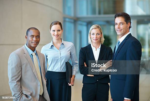 Corporate Businessmitarbeiter Im Büro Stockfoto und mehr Bilder von Afrikanischer Abstammung - Afrikanischer Abstammung, Afro-amerikanischer Herkunft, Anzug