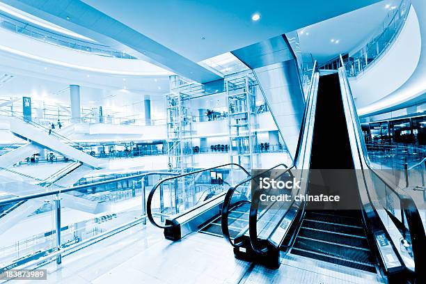 Foto de Moderno Shopping Mall e mais fotos de stock de Estação ferroviária - Estação ferroviária, Xangai, Aeroporto