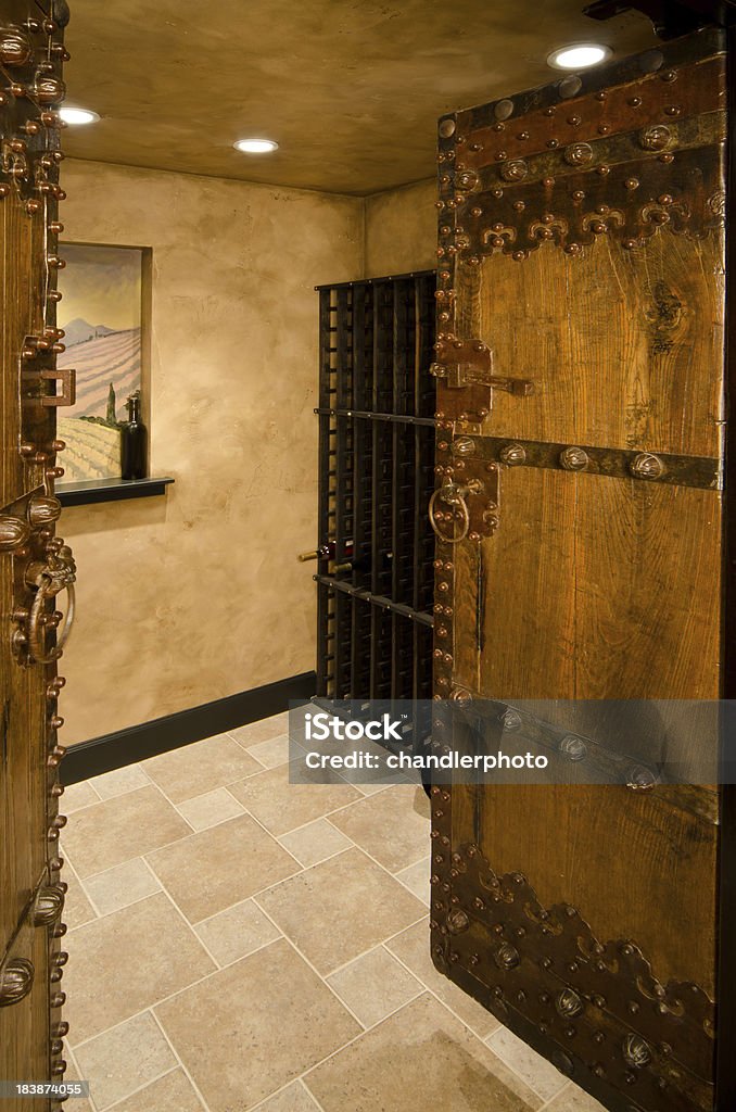 Antigua puerta mirando - Foto de stock de Antiguo libre de derechos