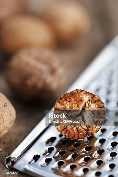 Photo libre de droit de Noix De Muscade Et Râpe banque d'images et plus d'images libres de droit de Aliment cru - Aliment cru, Beige, Condiments et aromates