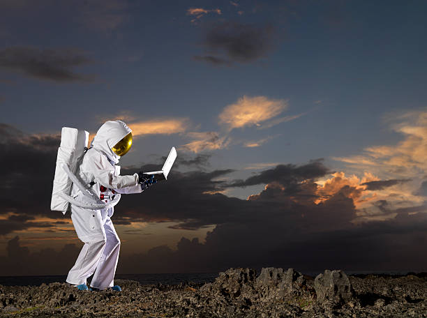 astronaute - people exploration futuristic walking photos et images de collection