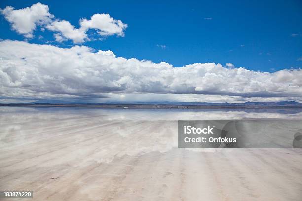 Sky Riflesso Sullacqua In Salar De Uyuni Bolivia - Fotografie stock e altre immagini di Acqua - Acqua, Altiplano, Ambientazione esterna