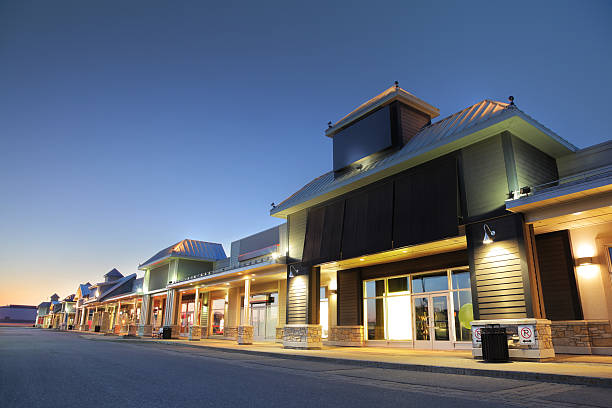 parte externa da loja moderno marketplace - buildings at night - fotografias e filmes do acervo