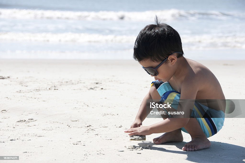Garçon sur la plage - Photo de 12-17 mois libre de droits