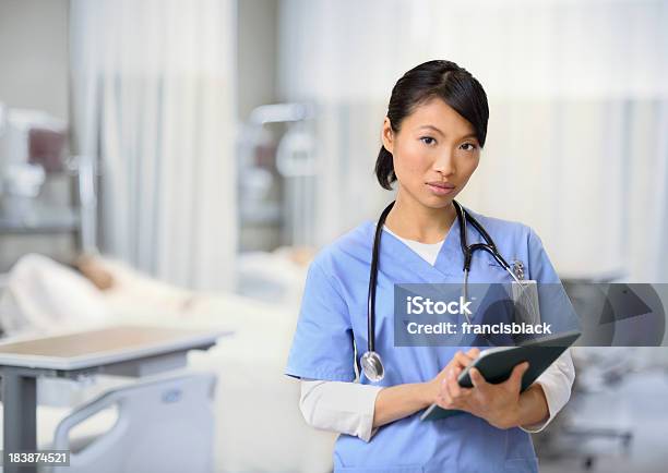 Joven Enfermera Trabajando En Tableta Foto de stock y más banco de imágenes de Adulto - Adulto, Adulto joven, Asistencia sanitaria y medicina