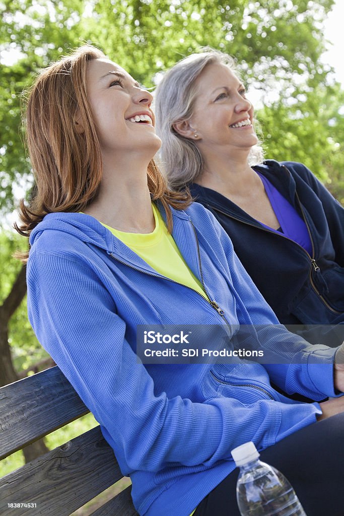 행복함 다세대 여자대표 앉아 공원 - 로열티 프리 갈색 머리 스톡 사진