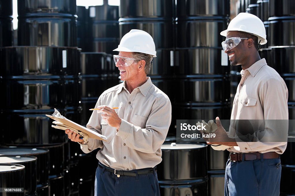 Fertigung Arbeitnehmer von steel drums - Lizenzfrei Berufliche Beschäftigung Stock-Foto