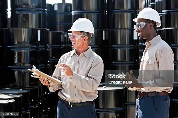 Fertigung Arbeitnehmer Von Steel Drums Stockfoto und mehr Bilder von Berufliche Beschäftigung - Berufliche Beschäftigung, Erdöl, Leitende Position