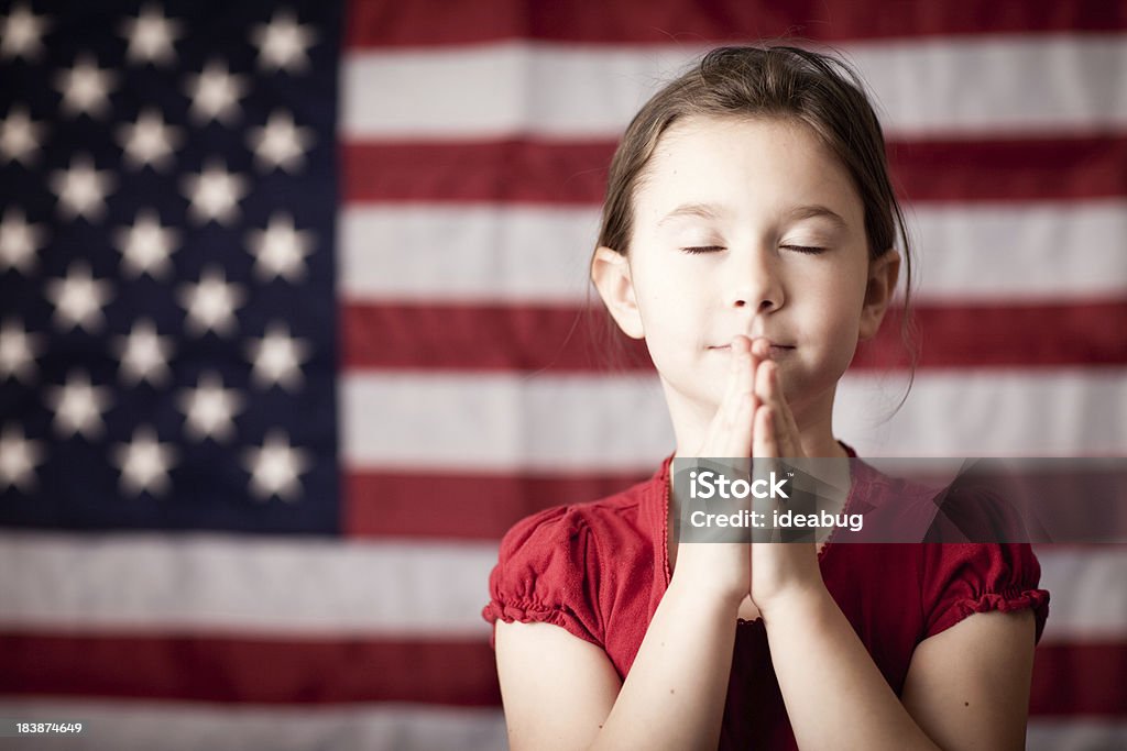 Jovem Menina Dobrar as mãos e rezar com Bandeira dos Estados Unidos da América - Royalty-free Bandeira Foto de stock
