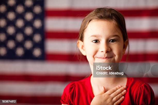 Счастливая Молодая Девушка С Рука На Сердце Американский Флаг — стоковые фотографии и другие картинки Ребёнок