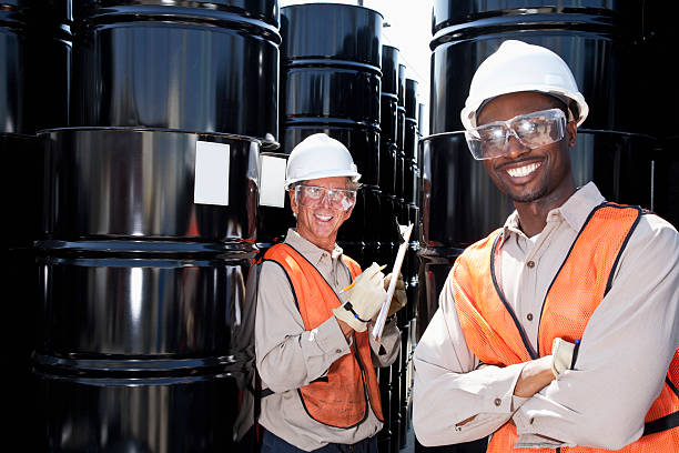 multirazziale operai di industria chimica - manufacturing occupation african descent refinery manual worker foto e immagini stock