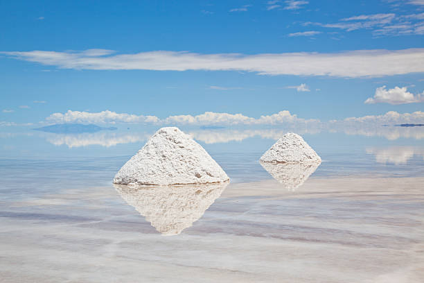 salt bergen im salar de uyuni, potosi, bolivien, südamerika - salar stock-fotos und bilder