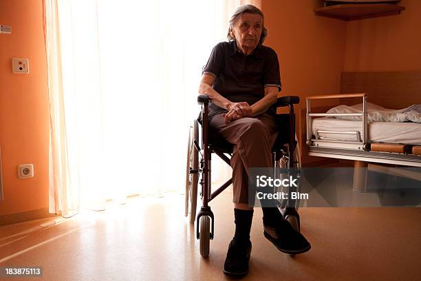 Senior Mujer En Silla De Ruedas En Una Residencia De Ancianos Habitación Foto de stock y más banco de imágenes de Silla de ruedas