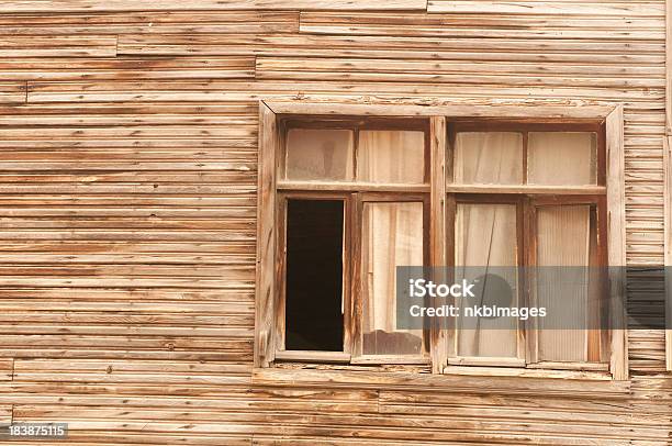 Defekte Fenster In Alten Hölzernen House Stockfoto und mehr Bilder von Alt - Alt, Architektonisches Detail, Armut
